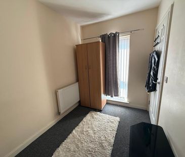 Room in a Shared House, Patey St, M12 - Photo 3