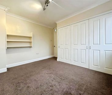 Meadow Gardens, Staines, Middlesex, TW18 3HE - Photo 5