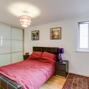 1 bedroom in a flat share to rent - Photo 2