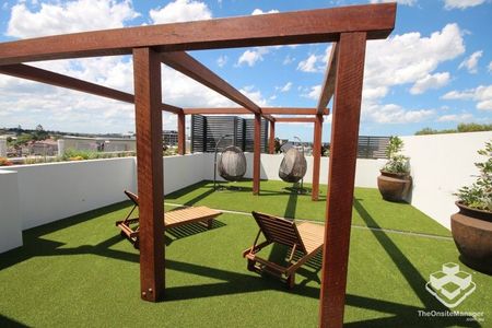 Stylish One-Bedroom Apartment with Superb Views & Unbeatable Location - Photo 2