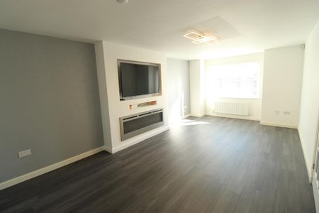 4 bedroom detached house to rent - Photo 4