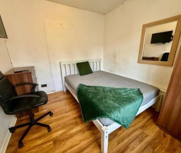 Room in a Shared Flat, Frensham Drive, SW15 - Photo 6