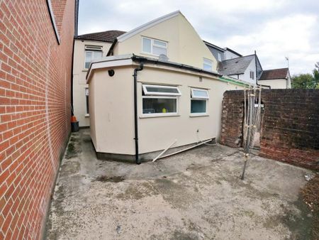 4 bedroom terraced house to rent - Photo 2