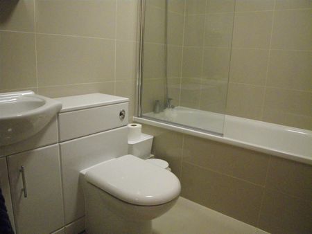 1 Bed Flat, Waddon, CR0 - Photo 2