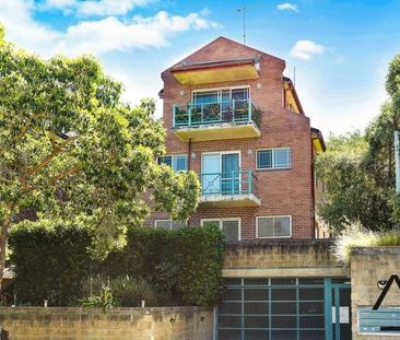 Townhouse Style Renovated 2 Bedroom Apartment - Photo 1