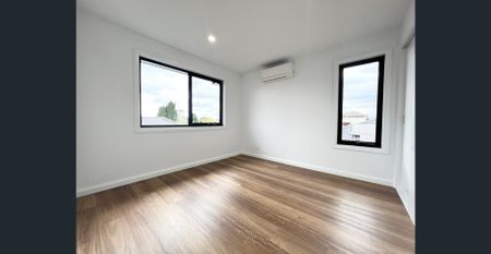 Stunning Family Home In Located In The Heart Of Gladstone Park!! - Photo 4