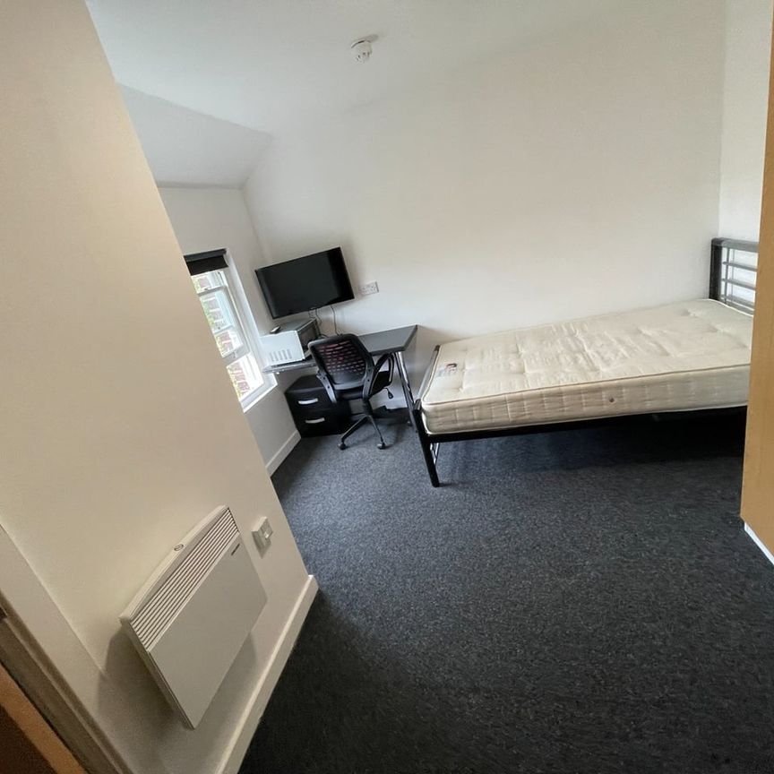 Studio Flat, Regent Road, LE1 - Photo 1