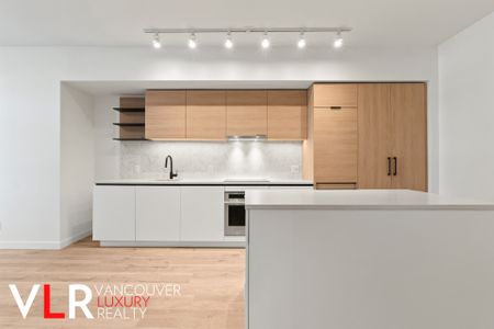 Condo in Surrey, BC - Photo 5