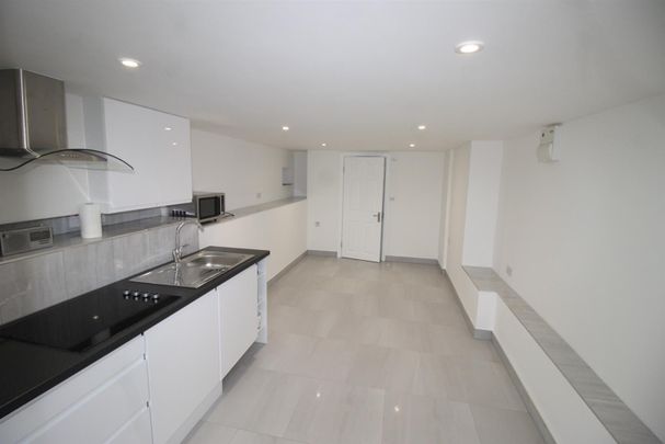 Wyndham Avenue, High Wycombe - Photo 1