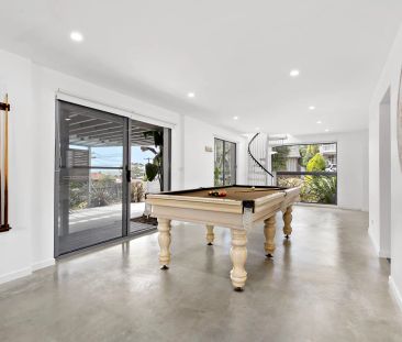 Modernised with bay views - Photo 4