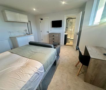 1 bedroom in a house share to rent - Photo 4