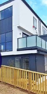 Brand New Three bedroom with Views! - Photo 4