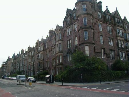 4 bedroom flat to rent - Photo 2