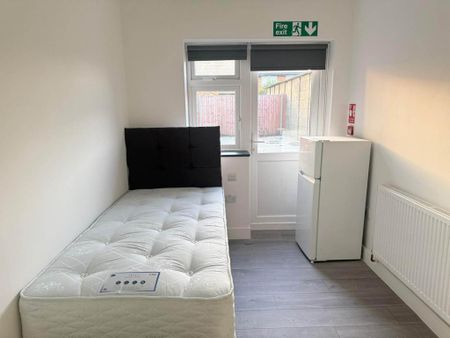 6 bedroom detached house to rent - Photo 2