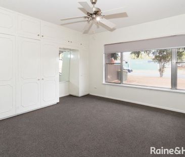 SPACIOUS FAMILY HOME - Photo 5