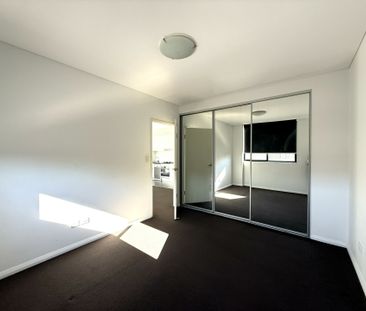 Stylish One Bedroom Apartment in the Heart of Campsie - Photo 2
