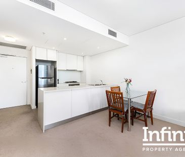 LUXURY ONE-BEDROOM APARTMENT RIGHT ABOVE CHATSWOOD STATION - Photo 1
