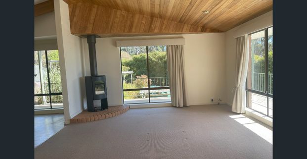 3 Bedroom, 3 Bathroom + fully contained downstairs unit - Photo 1