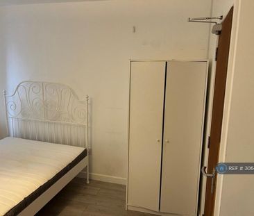 1 bedroom in a house share to rent - Photo 3