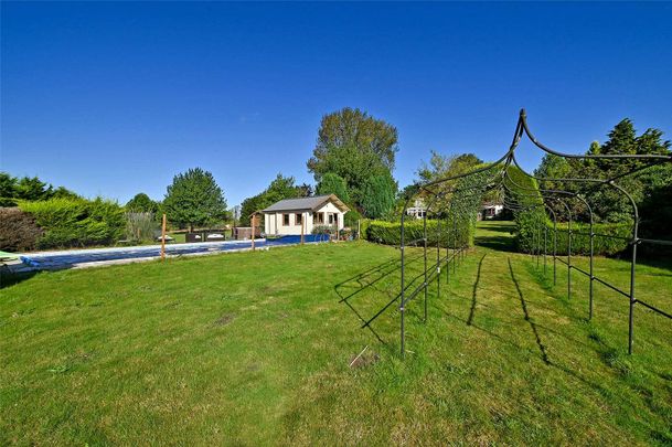 A detached cottage set in over two acres of gardens right in the heart of Chieveley. - Photo 1