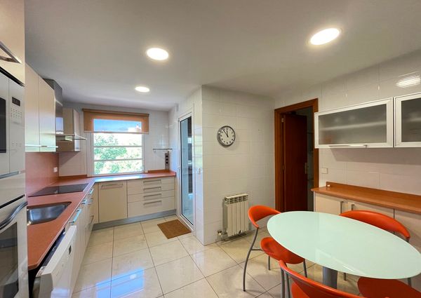 Comodo apartamento amueblado con vistas al mar, 4 dormitorios, terraza, parking, zona Son Armadans, Palma.
