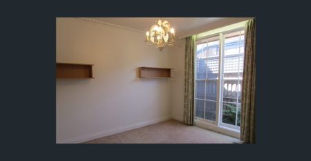 Superbly spacious classic home - Photo 2