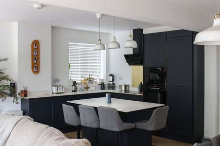 A stylish and contemporary home in Borough Green Village - Photo 4