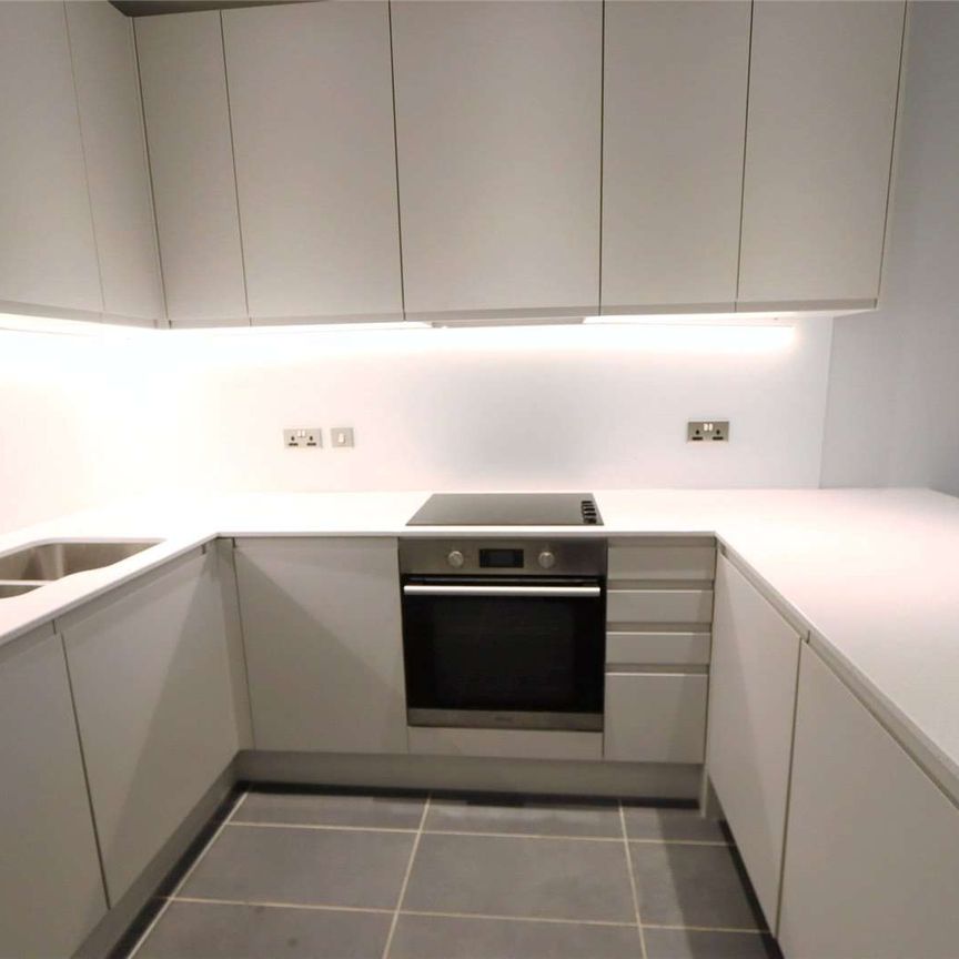 Available June! | Unfurnished | One Double Bedroom | Balcony | On-Site Gym, Cinema, Concierge | Salford Location - Photo 1