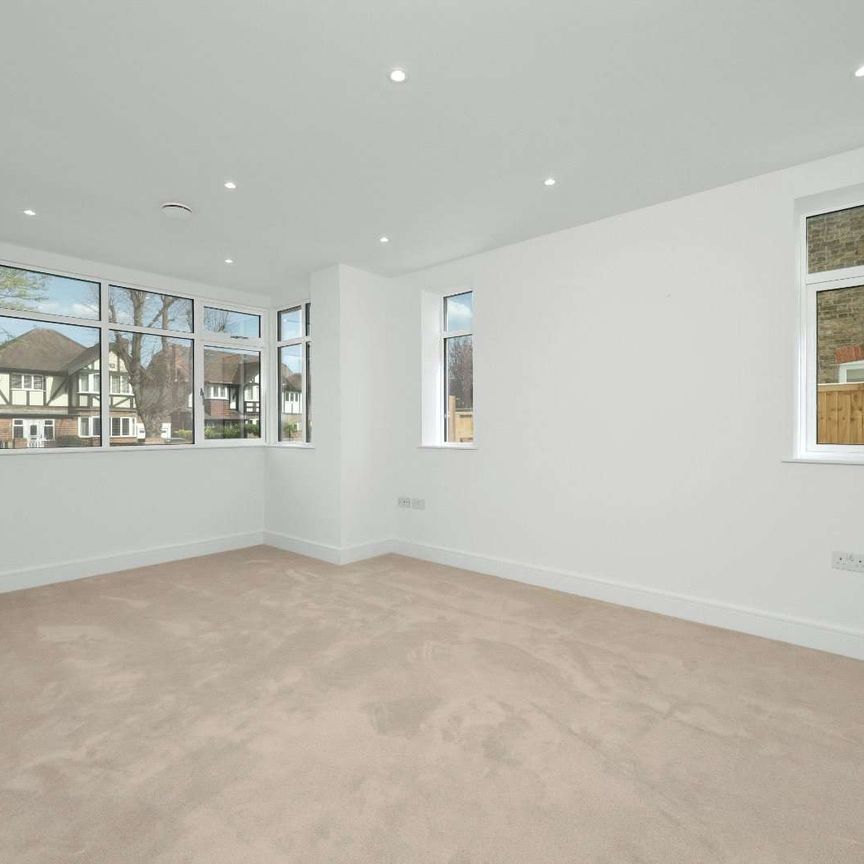 Brand new townhouse situated within a third of a mile of Hampton Court Station and Bridge Road with it's array of cafes, restaurants and shops. - Photo 1