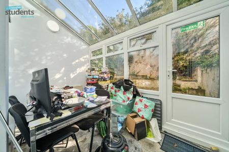 5 bedroom end of terrace house to rent - Photo 4