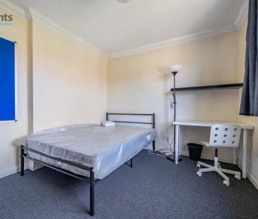 4 bedroom end of terrace house to rent - Photo 4