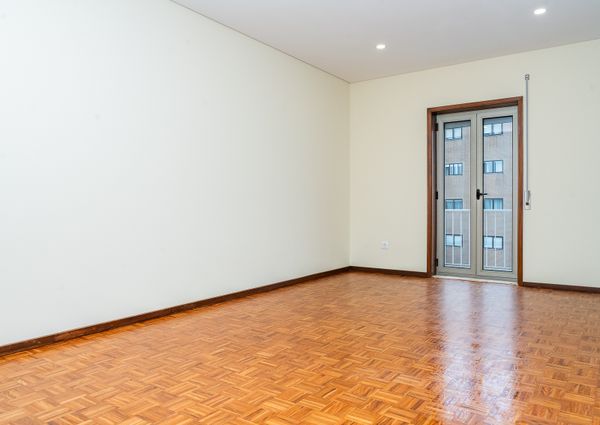 2+1 Bedroom Apartment in Canidelo (Remodeled)