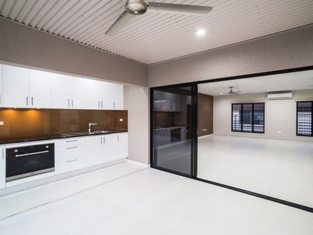 WOW! - 3 BATHROOM - 2 KITCHENS - EXECUTIVE HOME WITH SOLAR ! - Photo 5