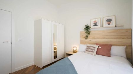 Room in a shared 17-bedroom apartment for rent in Vallehermoso - Foto 3