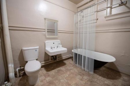 Roslyn Square — 3 Bedroom - Photo 2