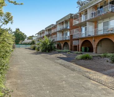 Tidy Unit in East Toowoomba! - Photo 1