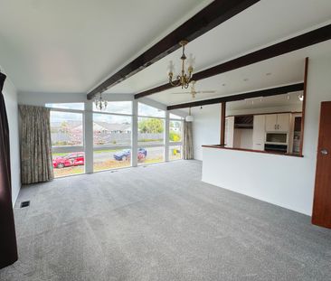 Traditional Family Living In Prime Location - Riverlea - Photo 2