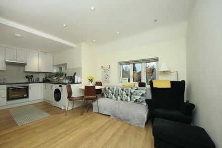 3 bedroom flat to rent - Photo 2