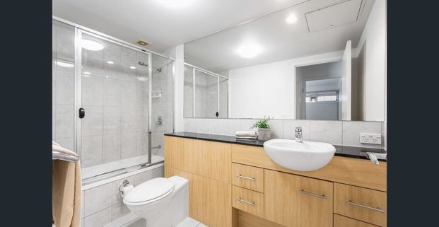 LOCATIN AND VIEW! DOOR STEP FOR EVERTHING, PARKLAND LIFTSTYLE. FURNISHED. - Photo 1