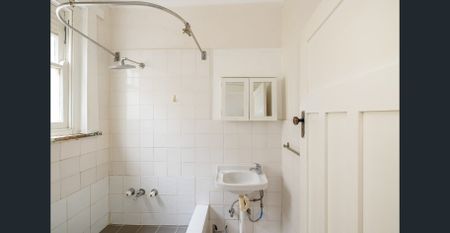 Renovated, sunlit top-floor home in garden complex Palm Court - Photo 5