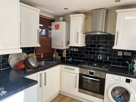 2 Bed Detached House, Amersham Road, SE14 - Photo 2