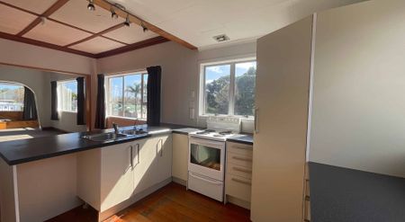 SPACIOUS FAMILY HOME IN PRIME LOCATION - Photo 2