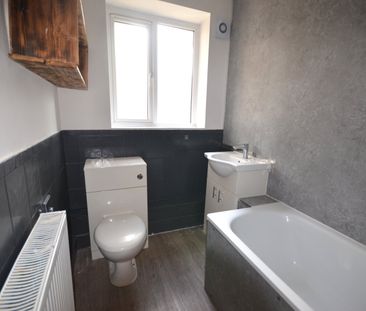 Flat to rent - Chinbrook Road, London, SE12 - Photo 3