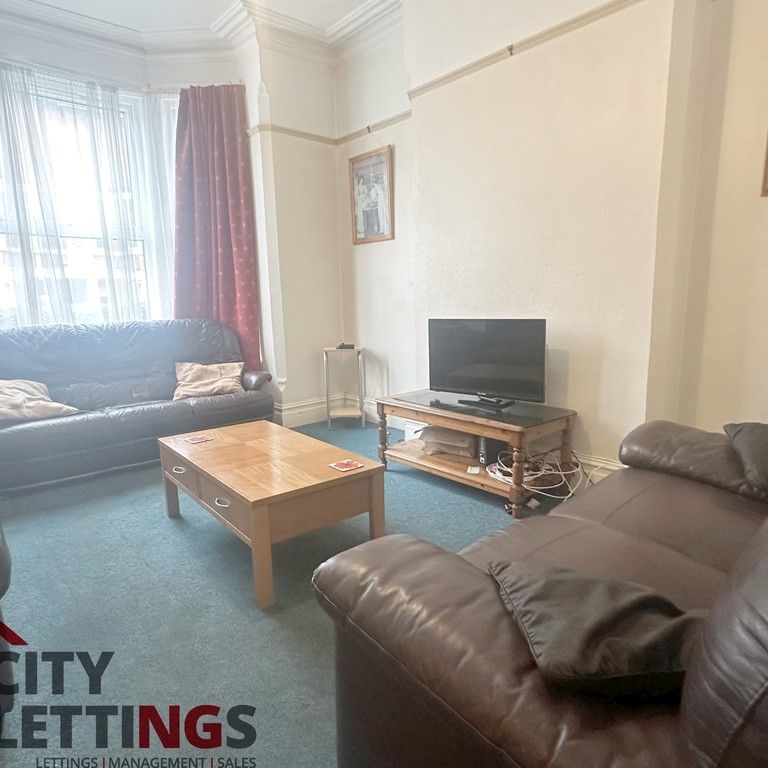 5 Bedroom End Terraced House - Photo 1