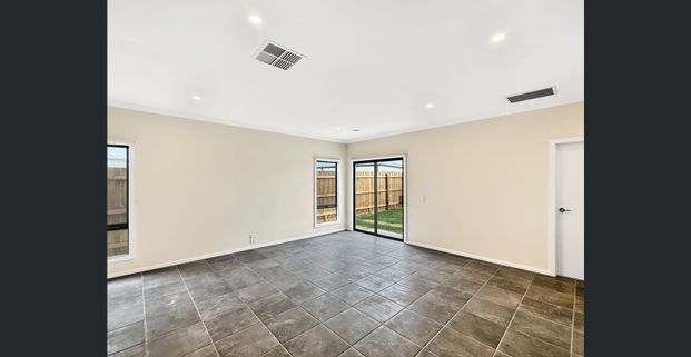 🏡 Brand New 4-Bedroom House in Eynesbury - Photo 1