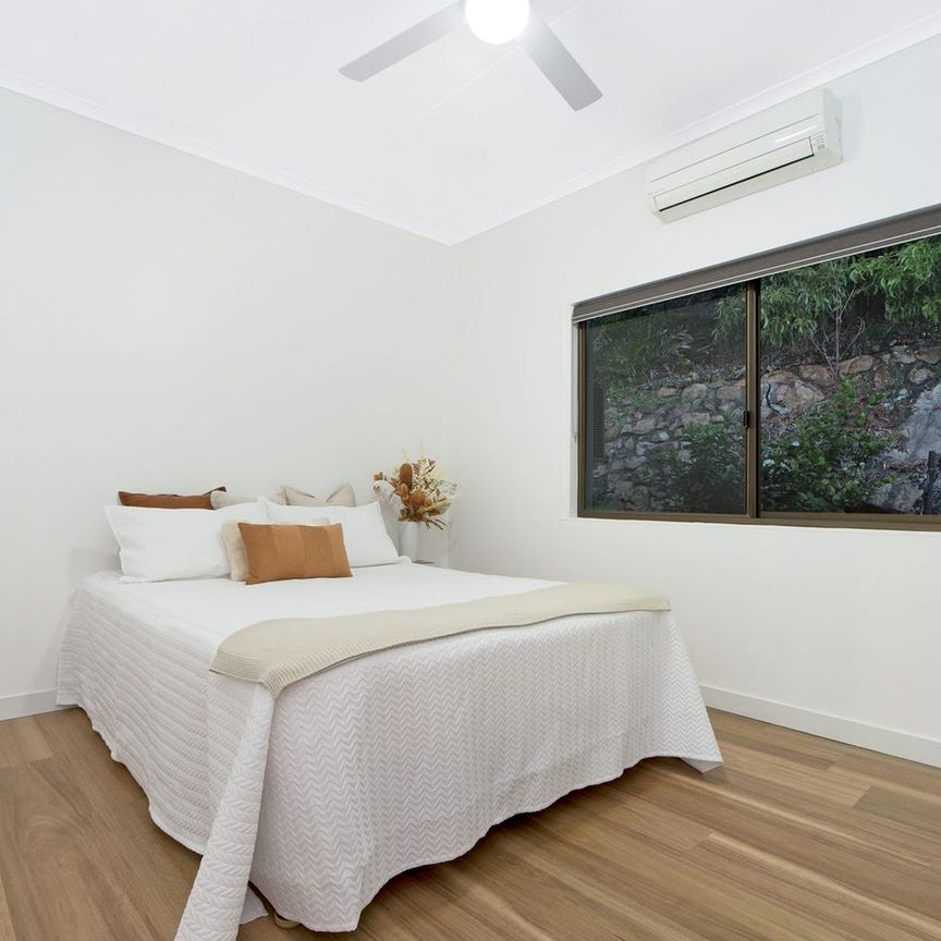 Luxury Living on Castle Hill – Five Bedrooms, Pool & Ultimate Privacy - Photo 1