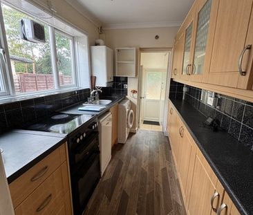 4 Bed Semi-Detached House, Honeysuckle Road, SO16 - Photo 4
