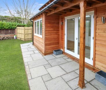 Woodview Road, Pangbourne. Quiet location, heart of the village. - Photo 3