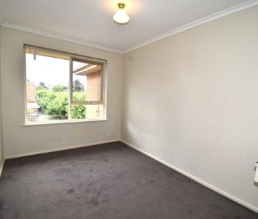 Prime Location - Walk to Supermarkets, Glenhuntly Train Station, Tr... - Photo 1