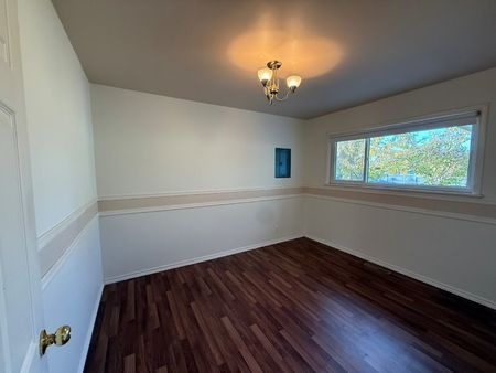 Charming 3 Bedrooms Plus Den/3 Bathrooms Rancher in Sunny South Surrey/White Rock - Photo 4